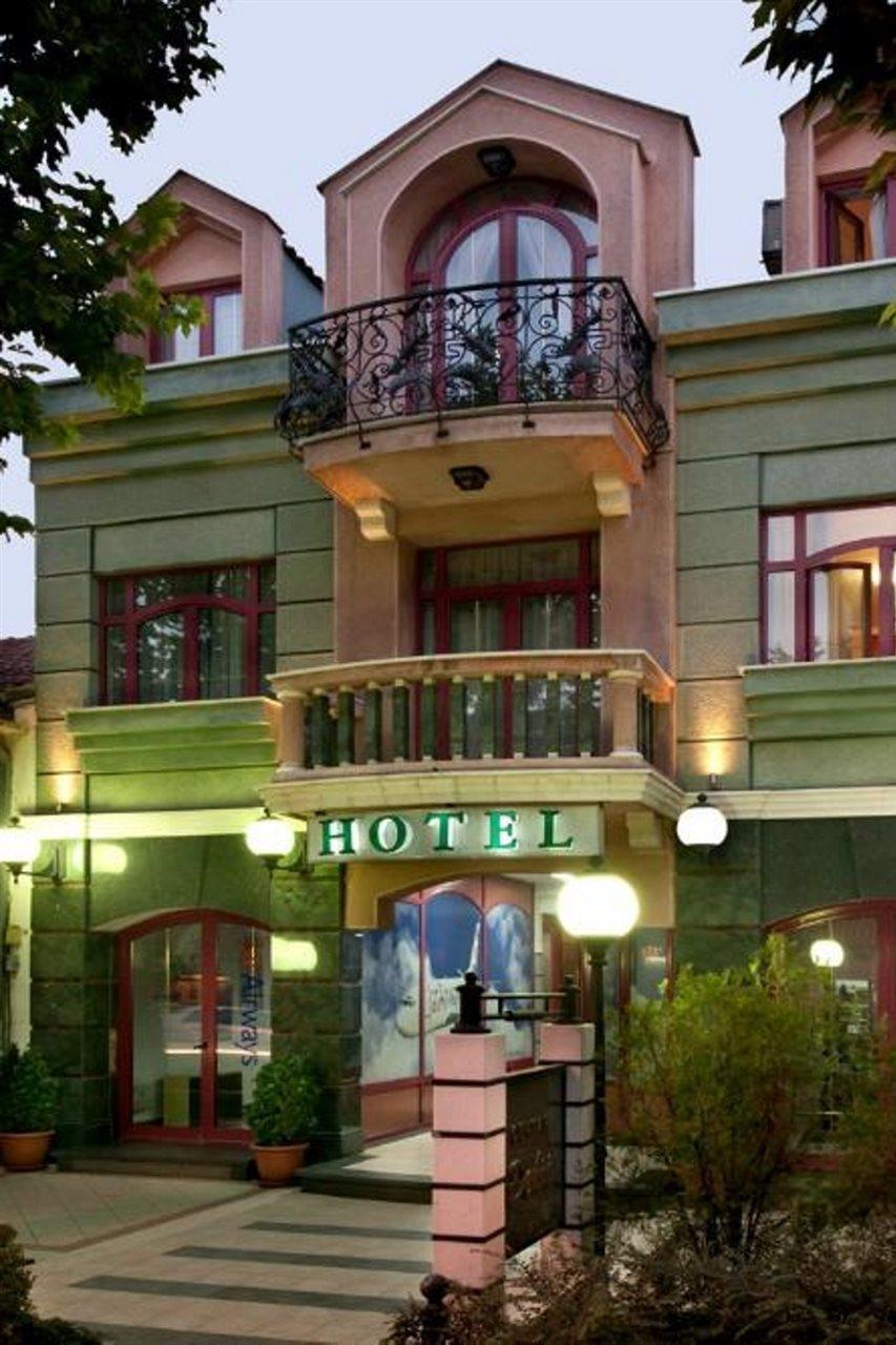 Hotel Eminent Podgorica Buitenkant foto
